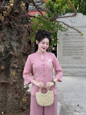 Cổ tàu thêu sen